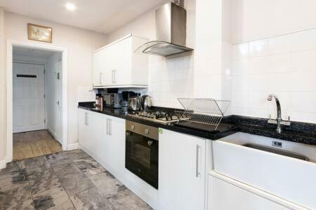 Key Serviced Apartments Hall Green Solihull Buitenkant foto